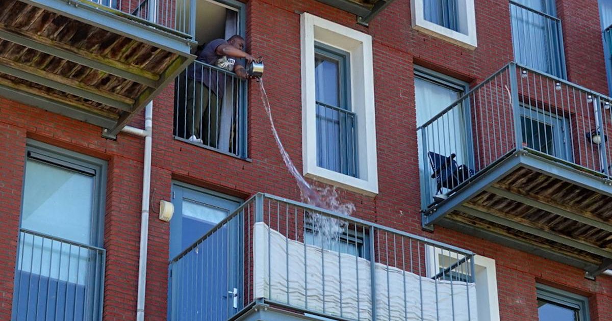 Bovenbuurman blust balkonbrand met pannen water in Heerhugowaard
