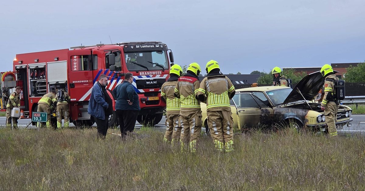Duitse oldtimer tijdens het rijden in brand geraakt op de A30 - Brandweer Lunteren blust het vuur