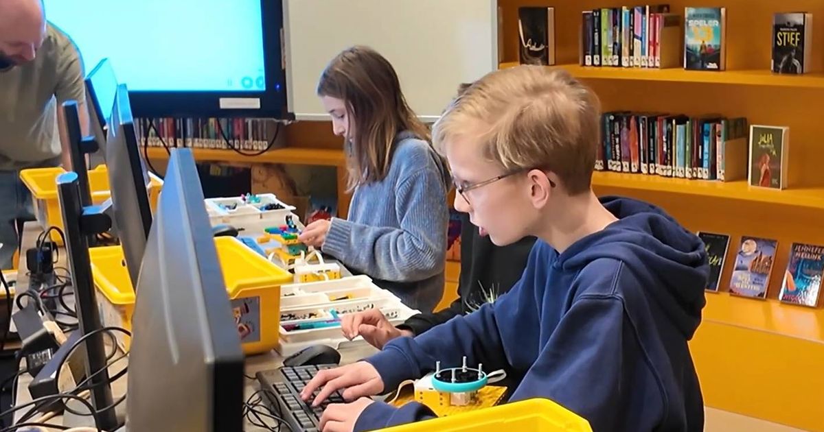 ‘Het lijkt moeilijk, maar kijk… hij draait al!’ Jonge bouwers ontdekken programmeren met Lego in Cul