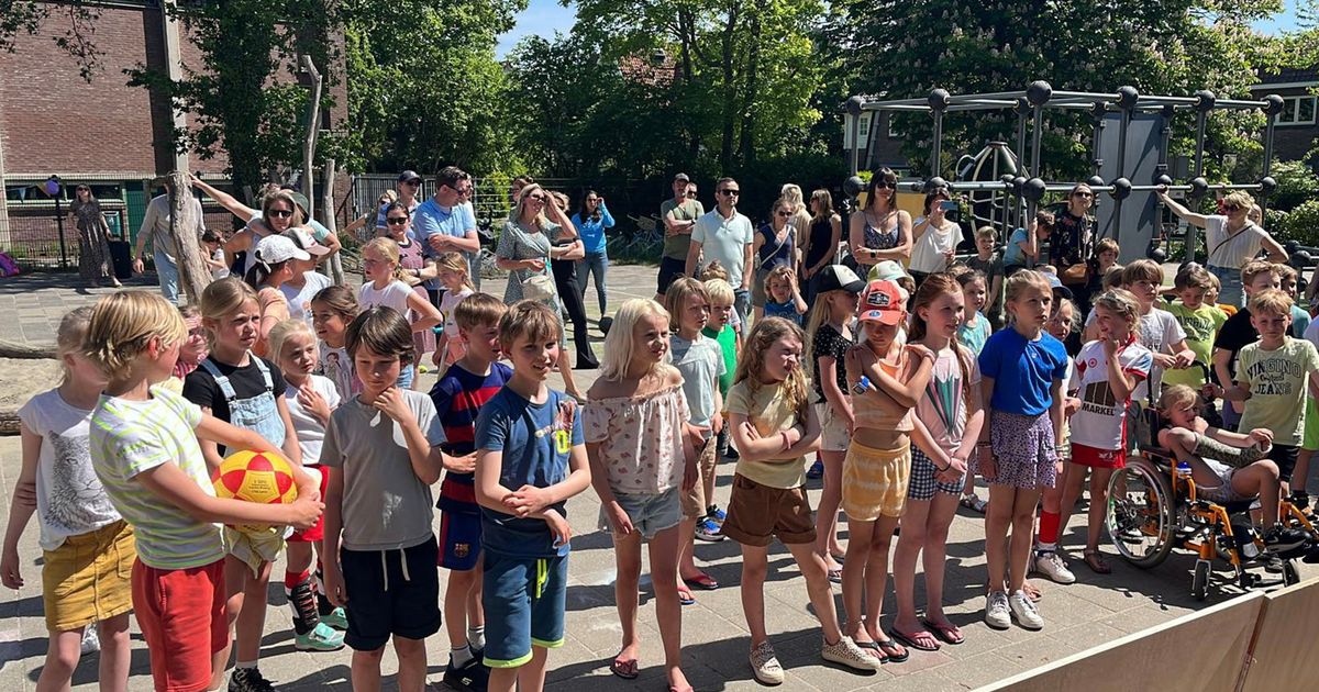 Verzamelwoede plastic doppen leidt tot prachtig kunstwerk voor jubilerende Antoniusschool Aerdenhout