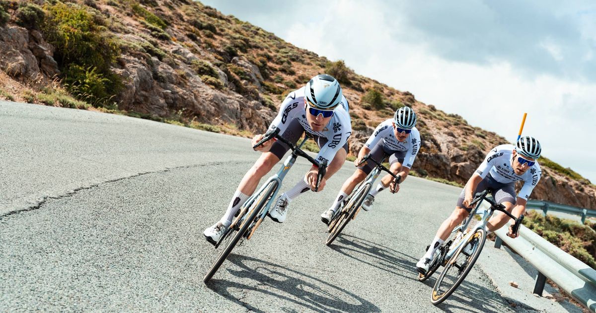 https://r.testifier.nl/Acbs8526SDKI/resizing_type:fill/width:1200/height:630/plain/https%3A%2F%2Fs3-newsifier.ams3.digitaloceanspaces.com%2Fcyclinguptodatecom%2Fimages%2F2026-07%2Ftom-pidcock-in-the-special-2026-tour-de-france-jersey-of-pinarello-q36-6a45122be63d6.jpg