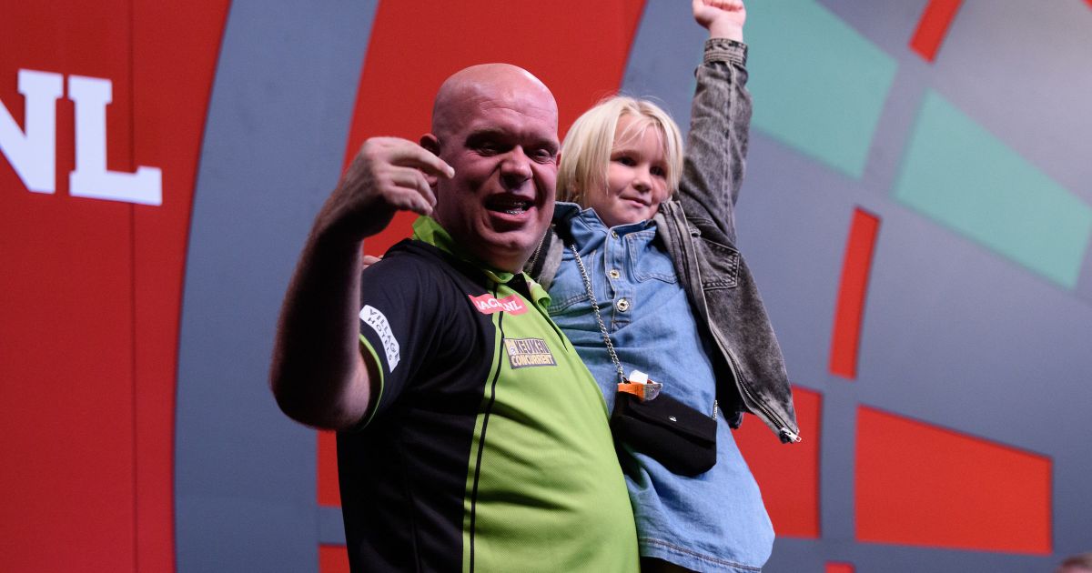 Michael van Gerwen celebrates daughter Zoë's birthday: 