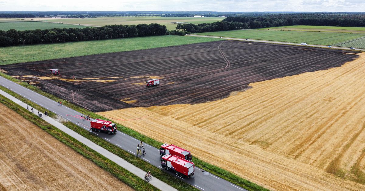 Grote brand op akkerland langs N34