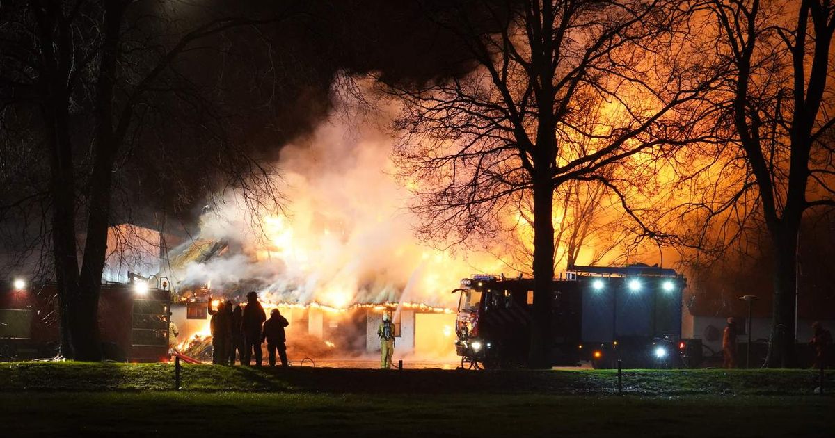 Rietgedekte boerderij compleet in de as door uitslaande brand