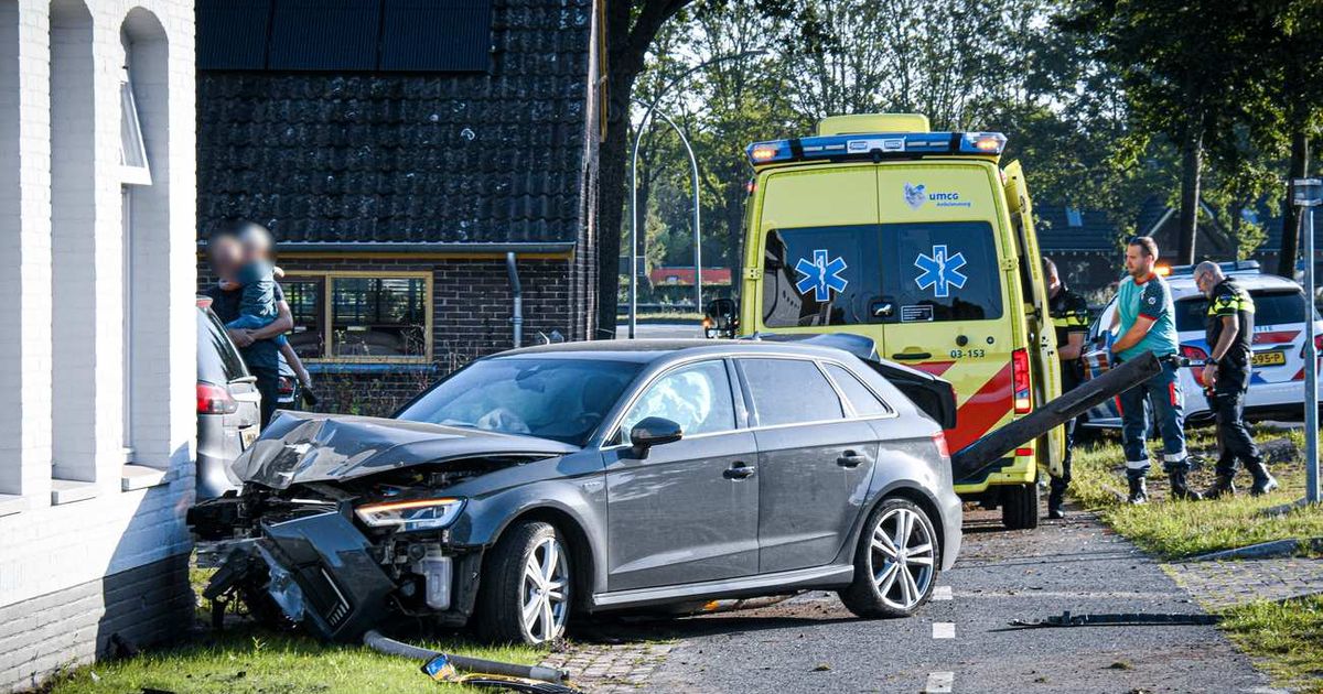 Auto botst op woning: bestuurder raakt gewond