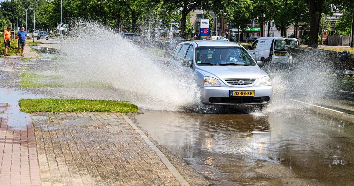 Duizenden liters water op straat in Klazienaveen