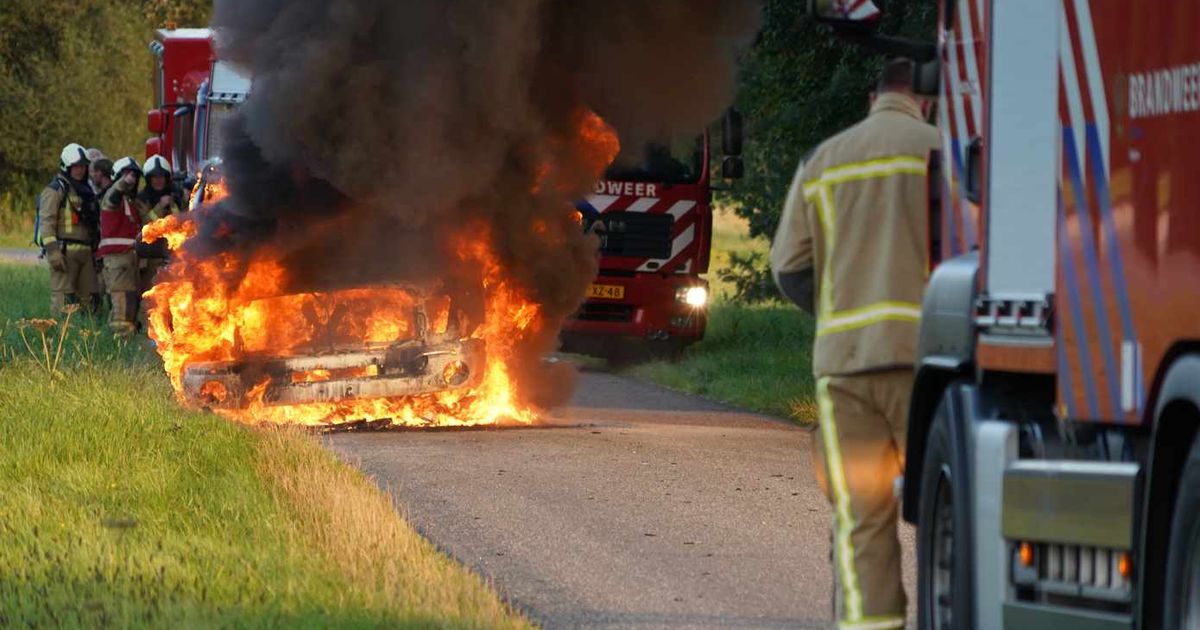 Auto gaat volledig in vlammen op