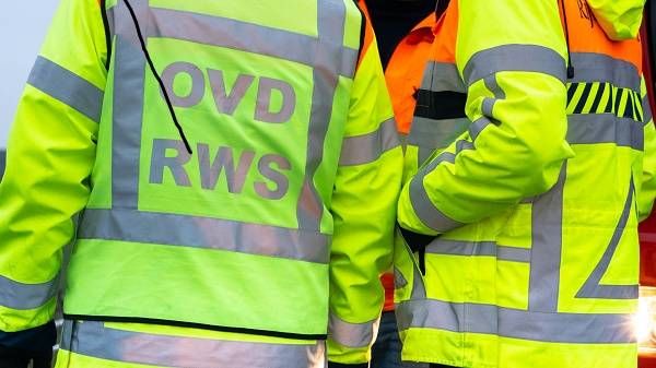 File op A28 tussen Beilen en Assen vanwege vrachtwagen met klapband