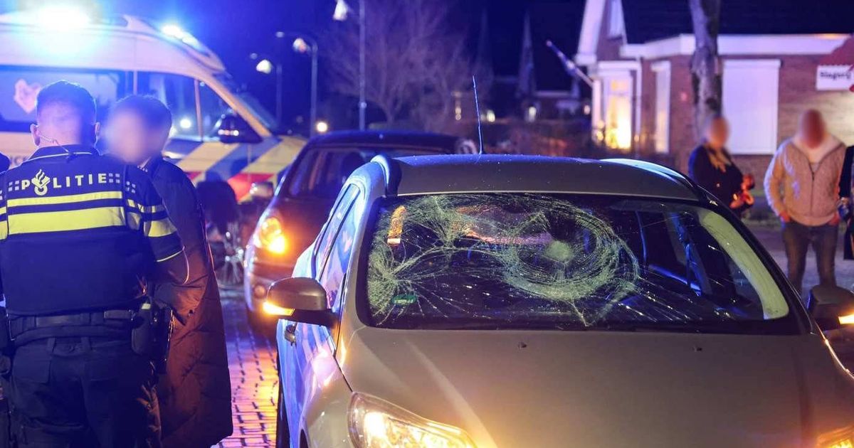 Voetganger gelanceerd na botsing met auto