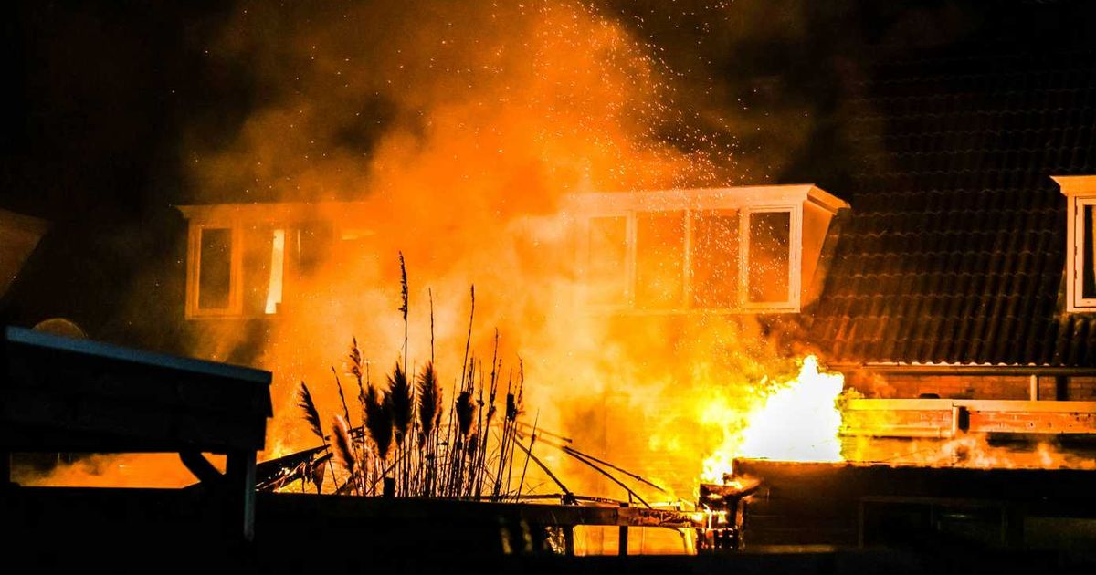 Grote brand in Hoogeveen: meerdere woningen ontruimd