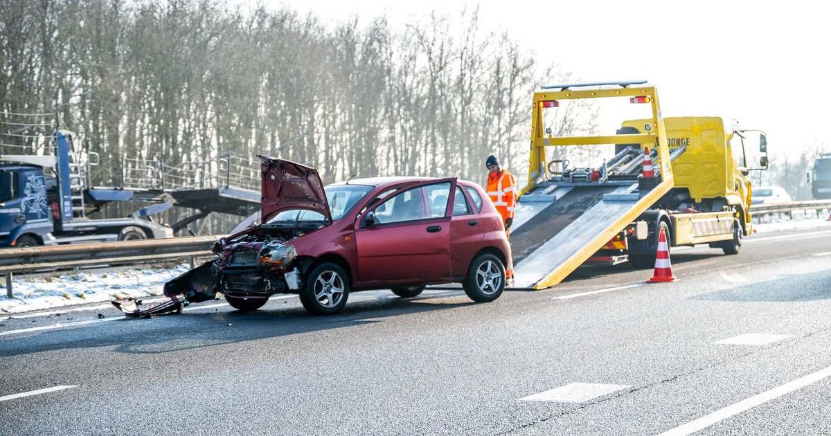 Lange file op A28 nadat auto tegen vangrail rijdt