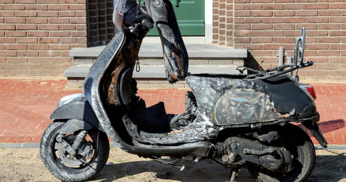 Scooter in brand na harde knal aan Dorpsstraat in Wamel