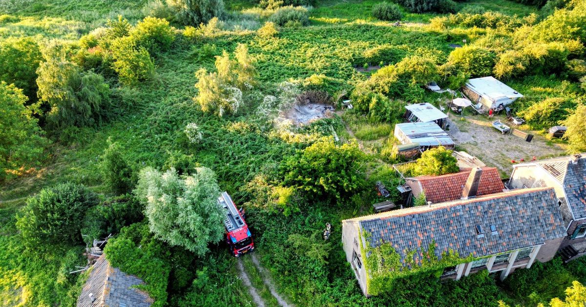 Flinke buitenbrand in achtertuin in Wamel snel geblust