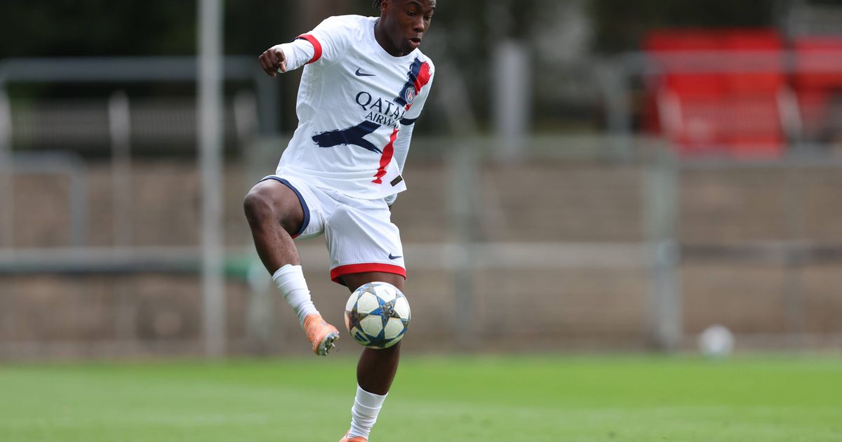 Le groupe du PSG à Lyon avec un bizuth de 16 ans