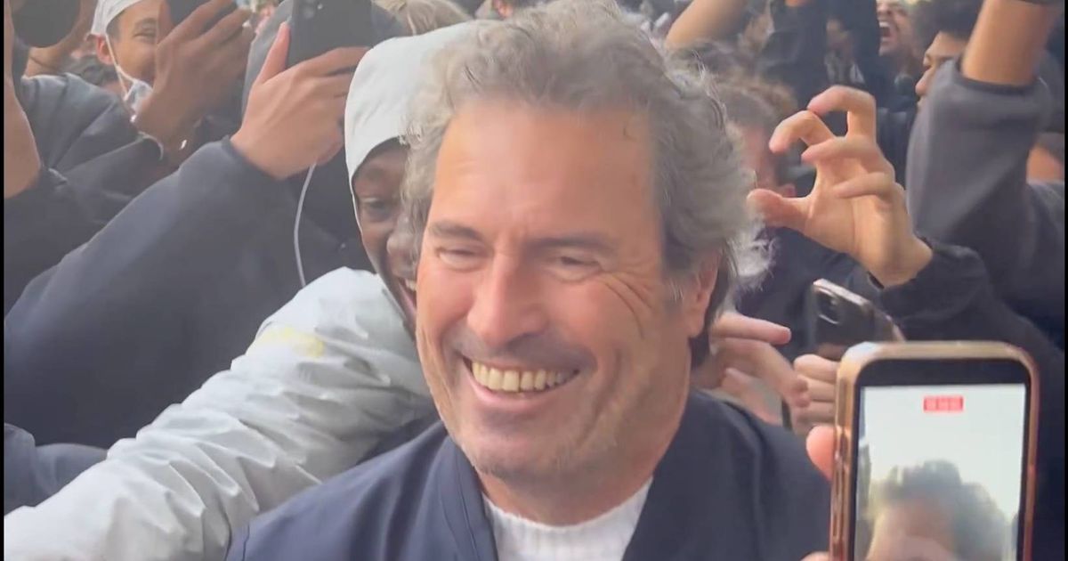 En pleine manif à Paris, Omar Da Fonseca fait une apparition surprise