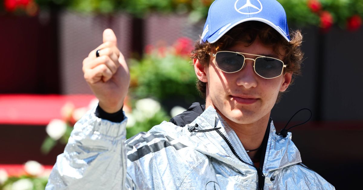 Kimi Antonelli Cumple Inusual Solicitud de Autógrafo de un Fan en un Mercedes