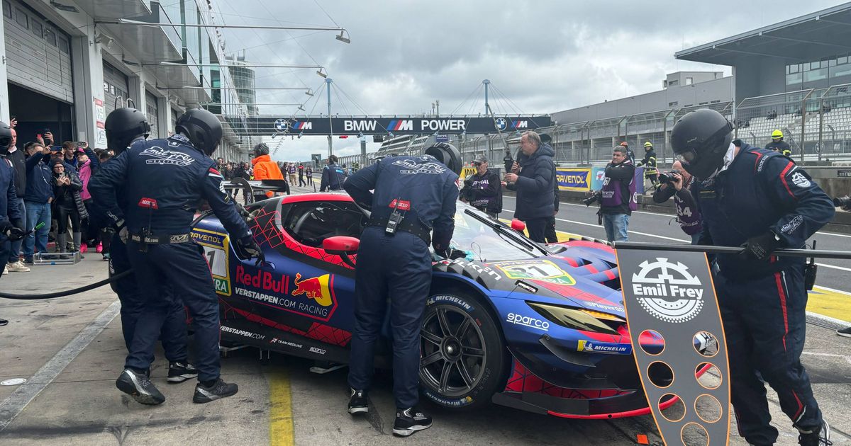 De eerste pitstop van Verstappen - exclusieve beelden van de Nürburgring