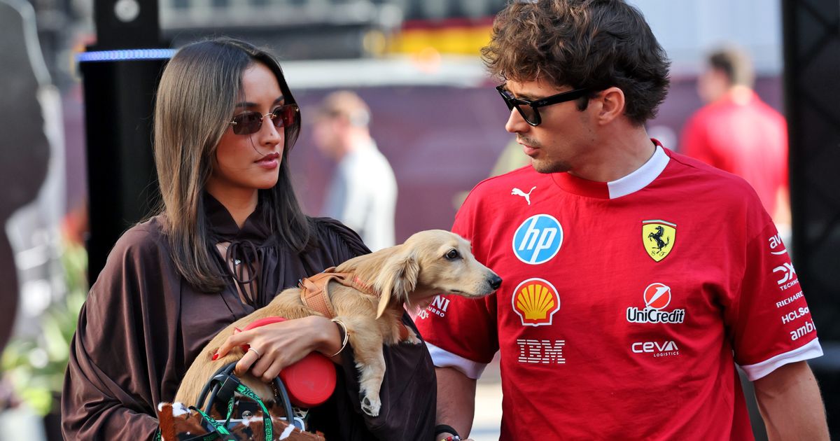 La esposa de Adrian Newey felicita con humor el compromiso de Charles Leclerc