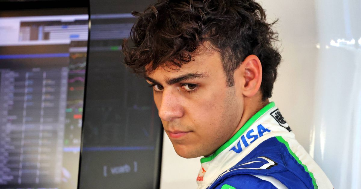 ‘Nieuwe Verstappen’ zonder rijbewijs haalt ‘rijexamen’ niet