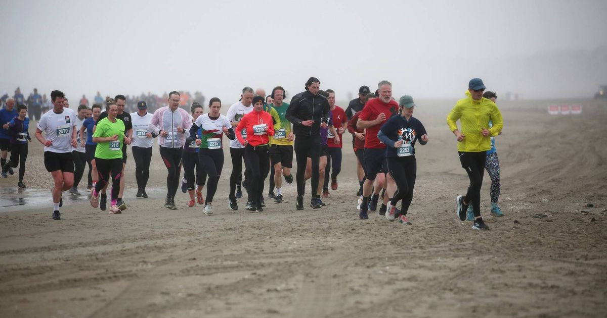 Ambtenaren trotseren ‘Hel van het Westen’ tijdens NK Veldloop voor Ambtenaren in Wijk aan Zee