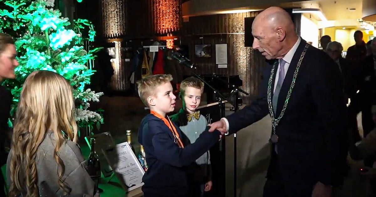 Daley (10) ontvangt jeugdlintje voor redden driejarig broertje uit sloot