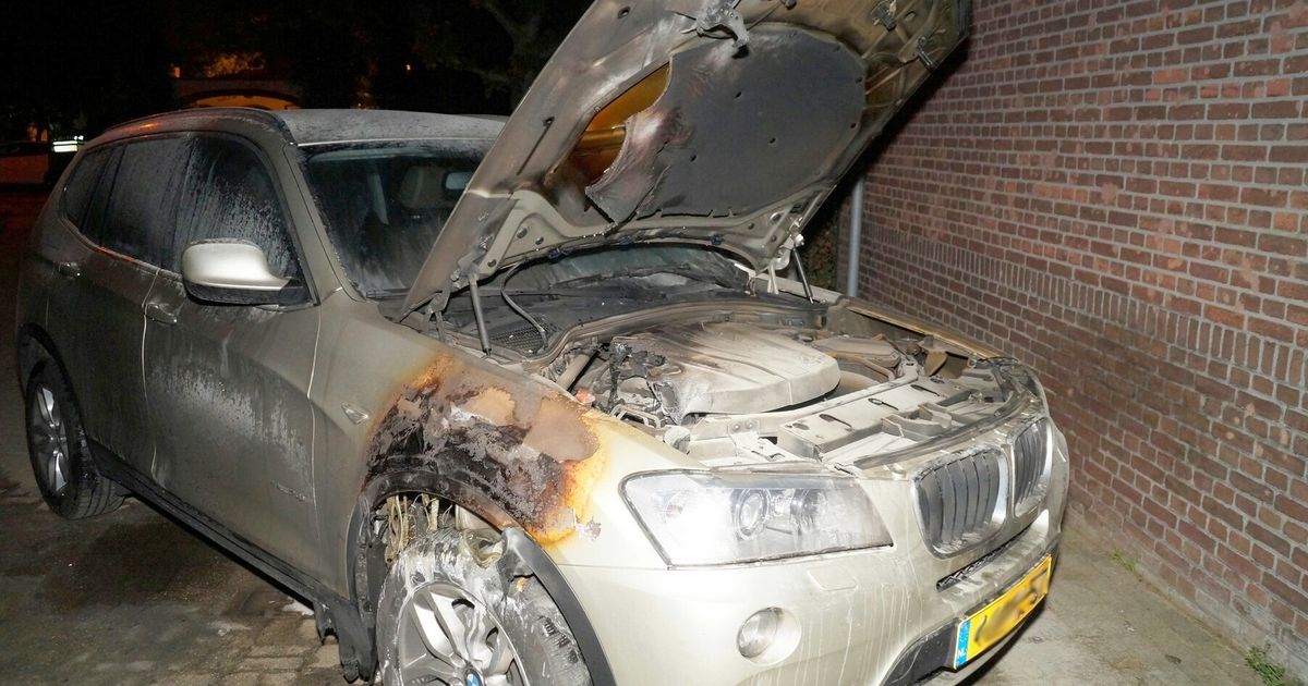 BMW in brand gestoken op de Heusdenseweg in Herpt