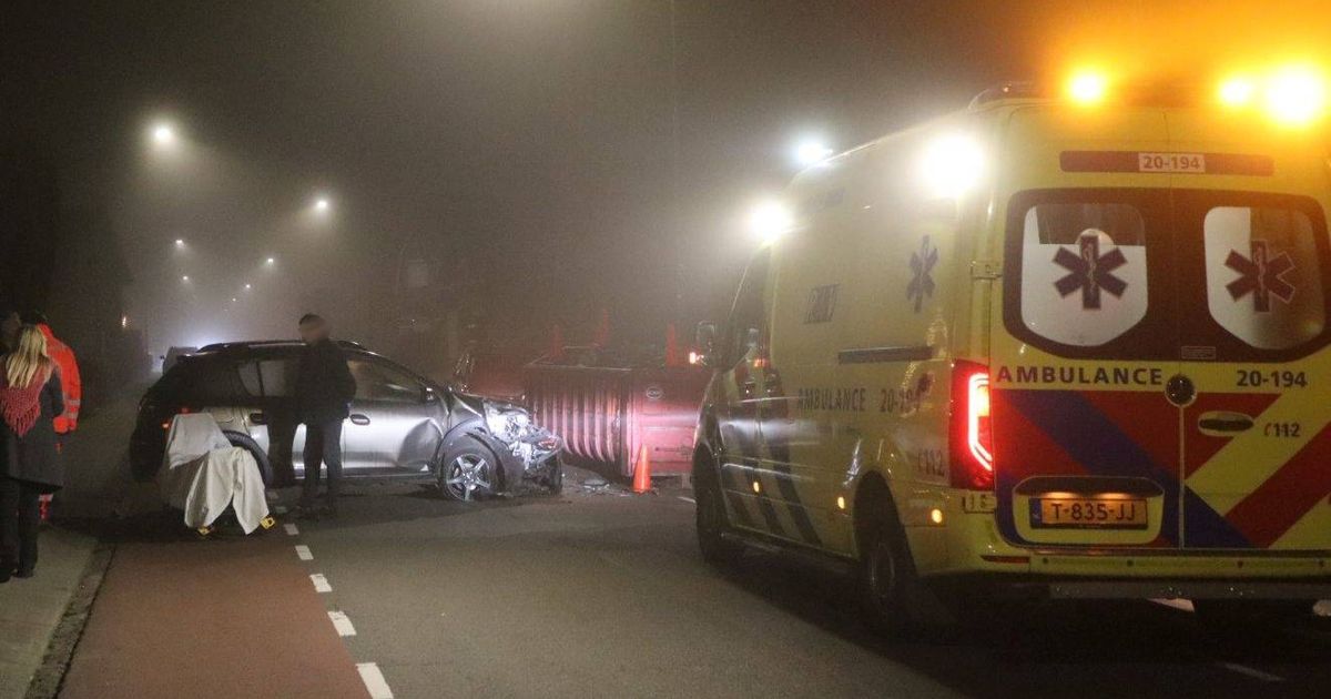 Auto botst op onverlichte container Heistraat Sprang-Capelle; bestuurster gewond