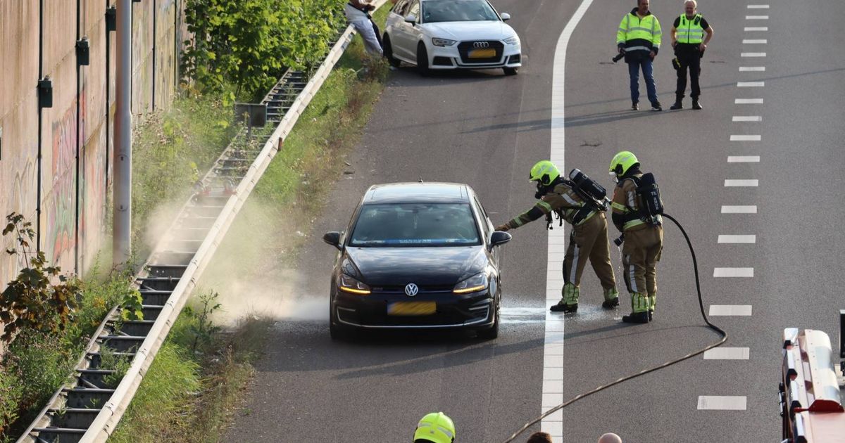 Flinke verkeershinder door brandende hybride Volkswagen op A59 bij Waalwijk