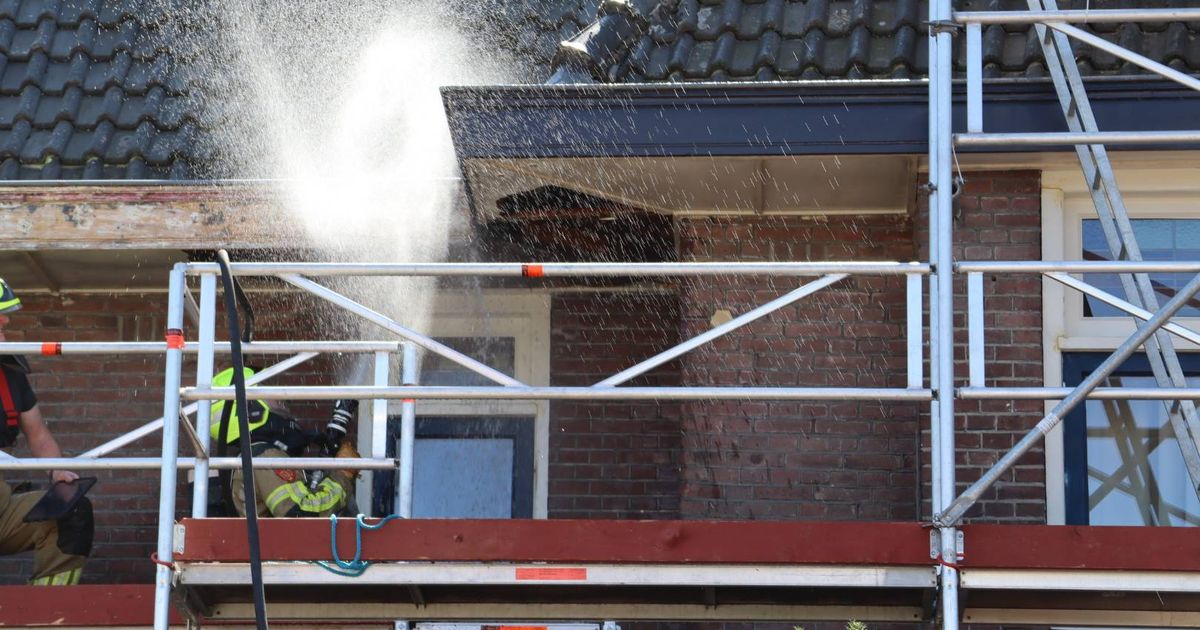 Vlam schiet onder dakconstructie bij woning in Waalwijk tijdens afbranden van verf