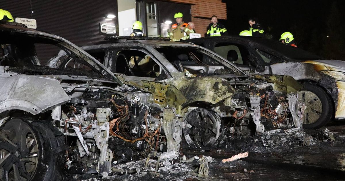Drie handhavingsauto’s volledig uitgebrand bij gemeentehuis Waalwijk