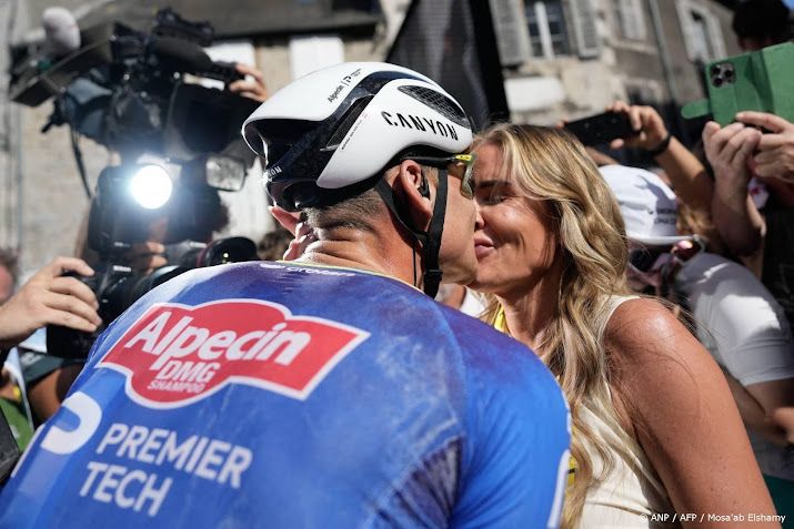 Mathieu van der Poel verwacht dochter met vriendin Roxanne