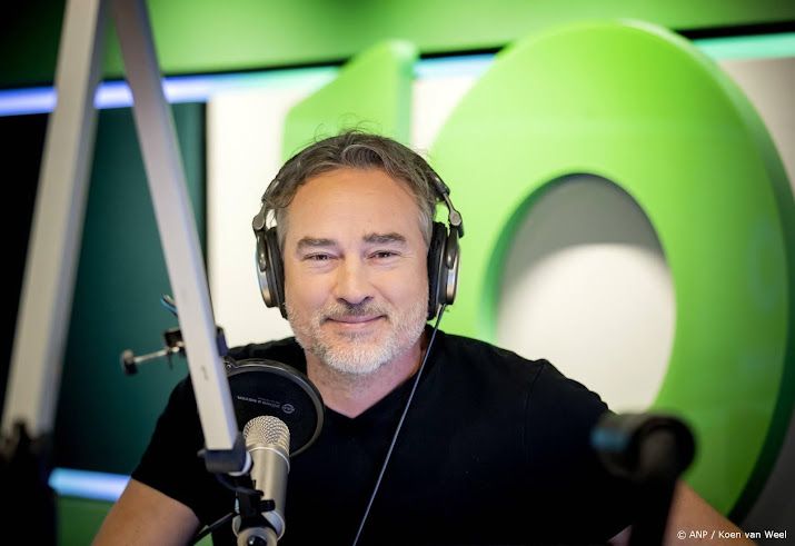 Radio 10-dj Jeroen Nieuwenhuize verwelkomt zoon