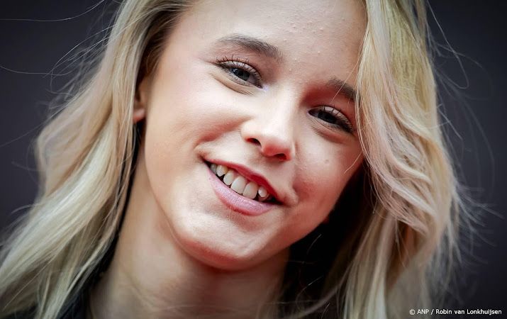 Певица Эмма Кок показала фото поцелуя с новым бойфрендом — вратарем футбольного клуба