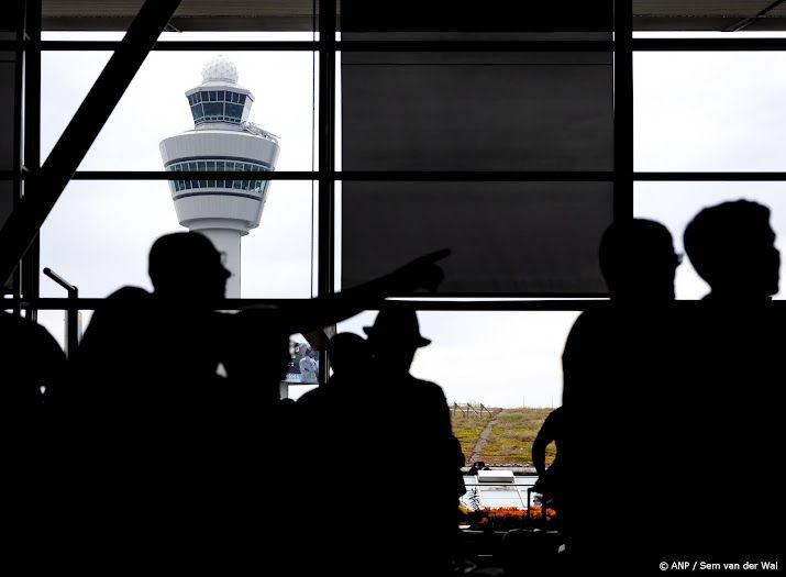 Schiphol: Tientallen vluchten geannuleerd door Britse storin
