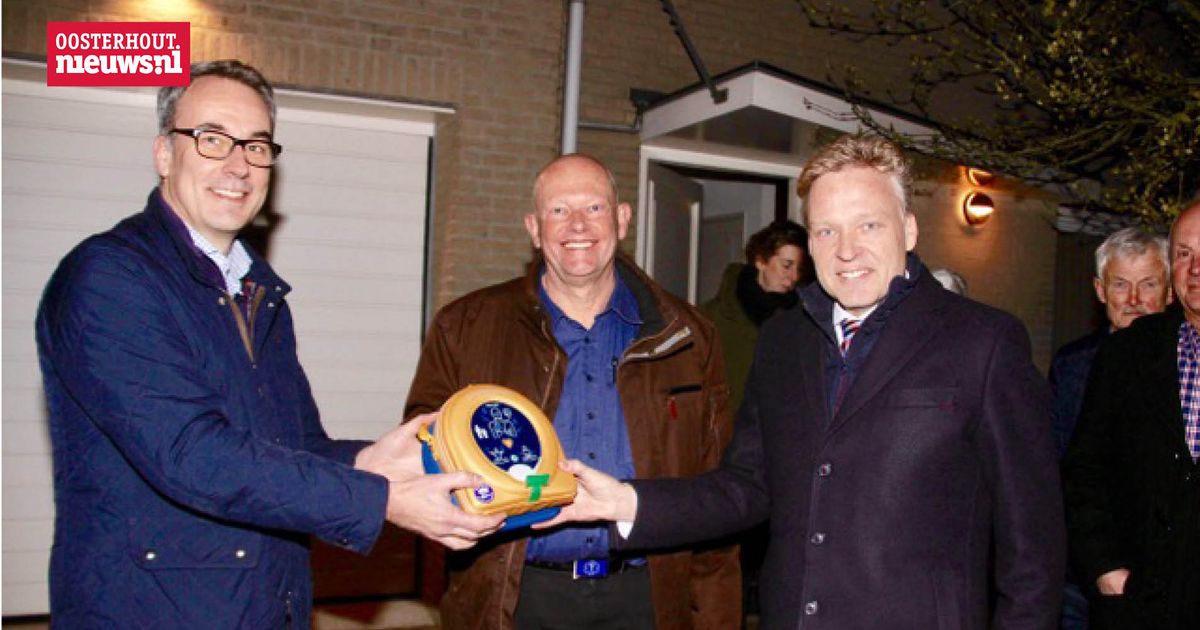 Burgemeester Buijs stelt derde AED Vrachelen in werking