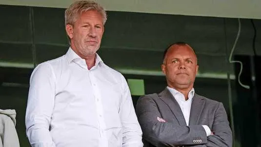 Seal Impression: Content Writer vs VA