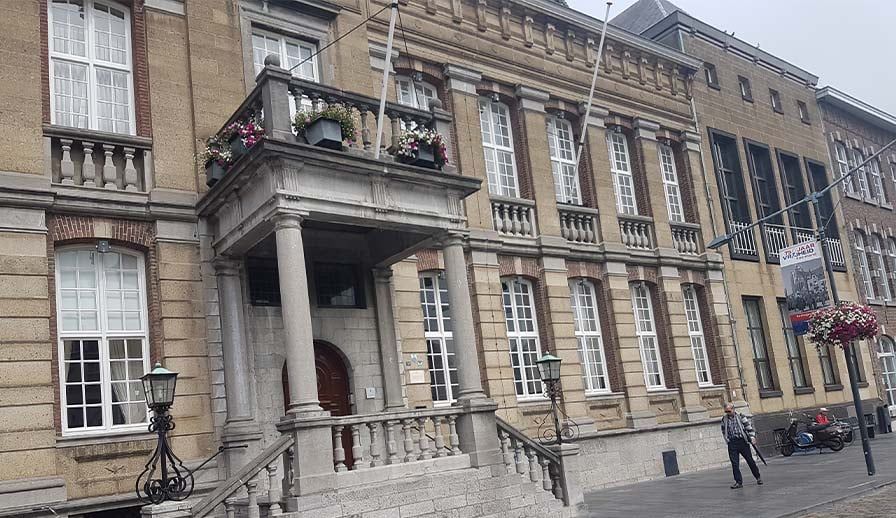 Salarisverhoging voor Roermondse bestuurders