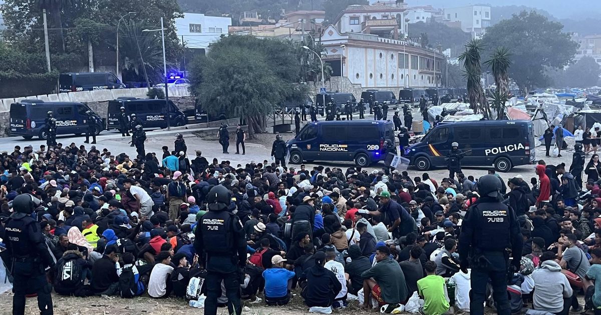 Spaanse politie begint met ontruiming groot migratenkamp Ceuta