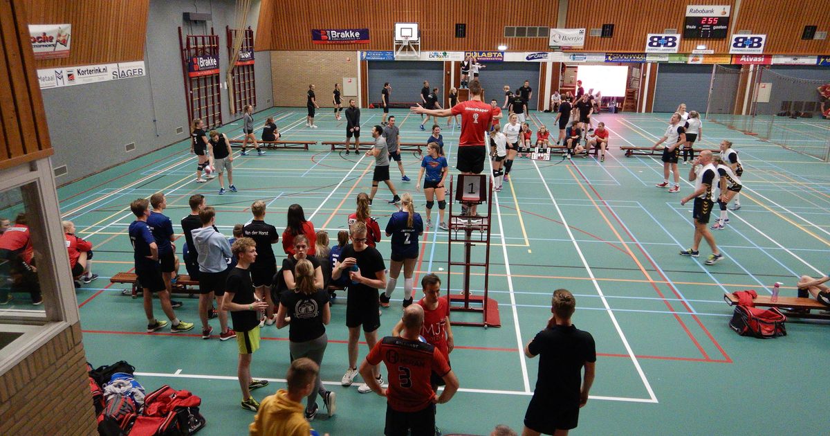 Nachtvolleybal; sport, sfeer en steun voor goede doelen