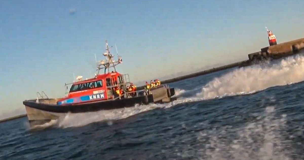 KNRM bezorgt kerstbroden op zee