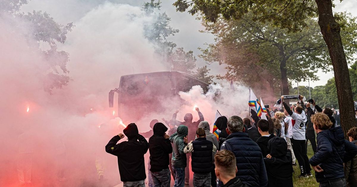 Supporters zwaaien Telstar-selectie uit met veel rook en vuurwerk voor allesbeslissende Vissersderby