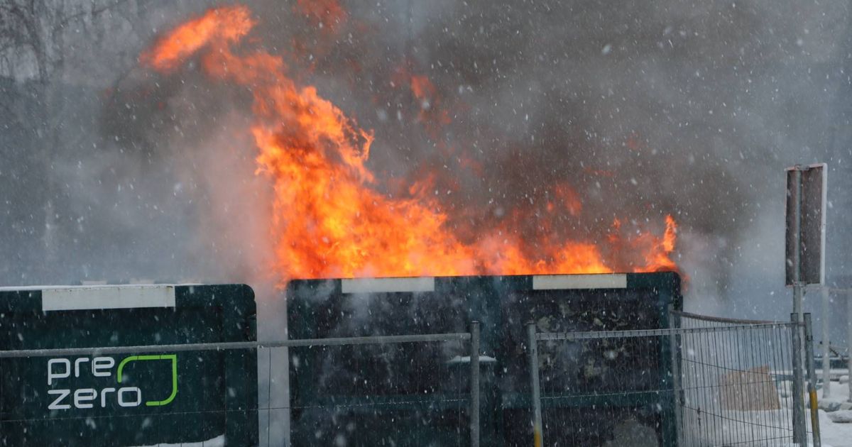 Brandweer blust felle brand bij milieustraat in Kaatsheuvel