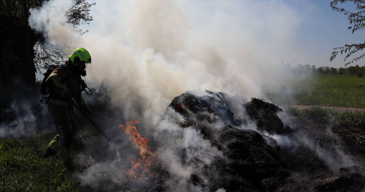 Berg gemaaid gras in brand aan Lage Zandschel in Kaatsheuvel