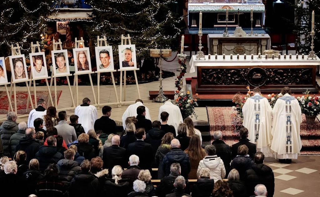 Cafébrand 't Hemeltje 25 jaar geleden herdacht in Volendam