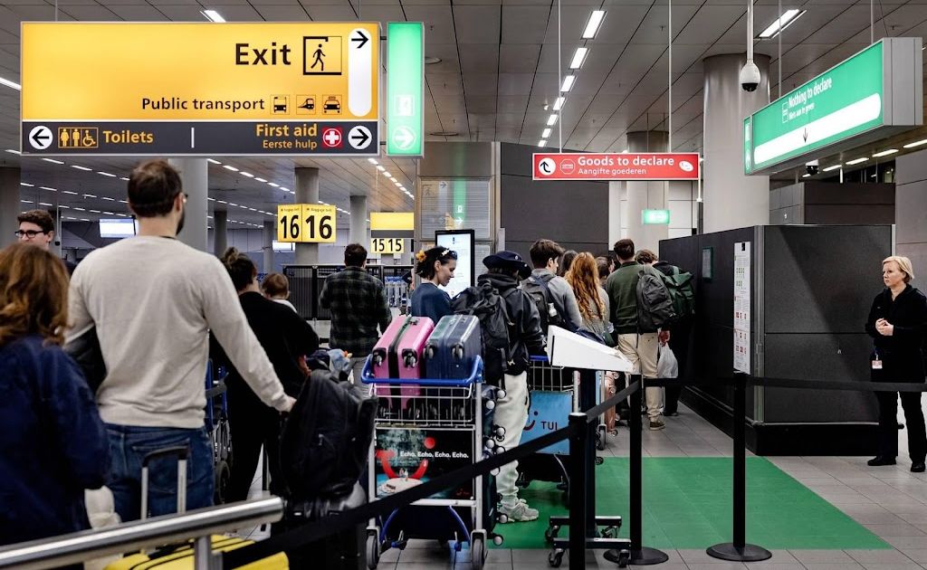 FNV: kleine vertragingen op Schiphol door actie douaniers