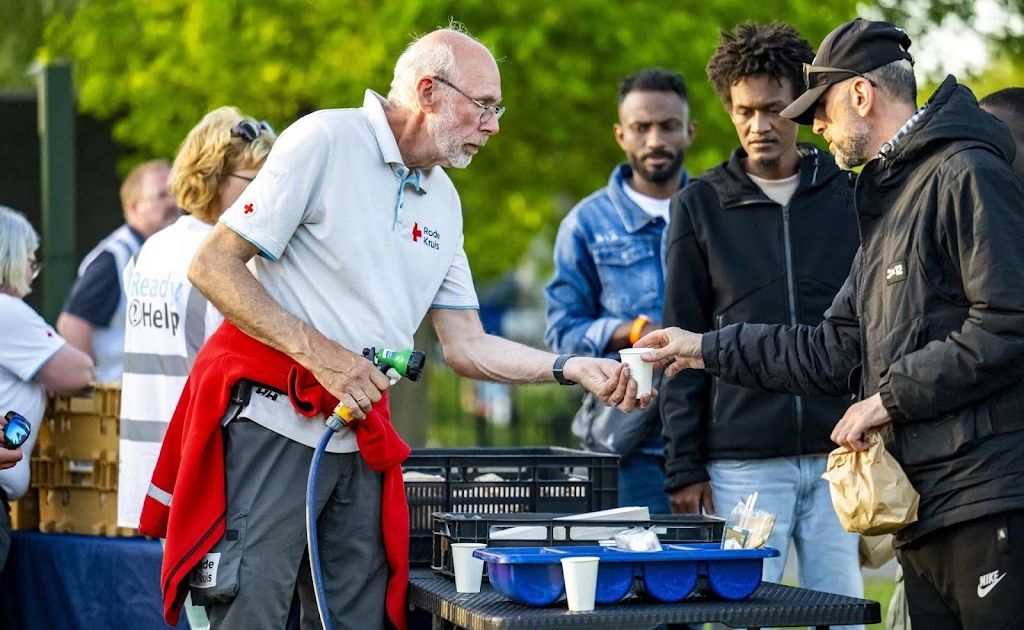 Rode Kruis deelt weer maaltijden uit aan asielzoekers in Ter Apel