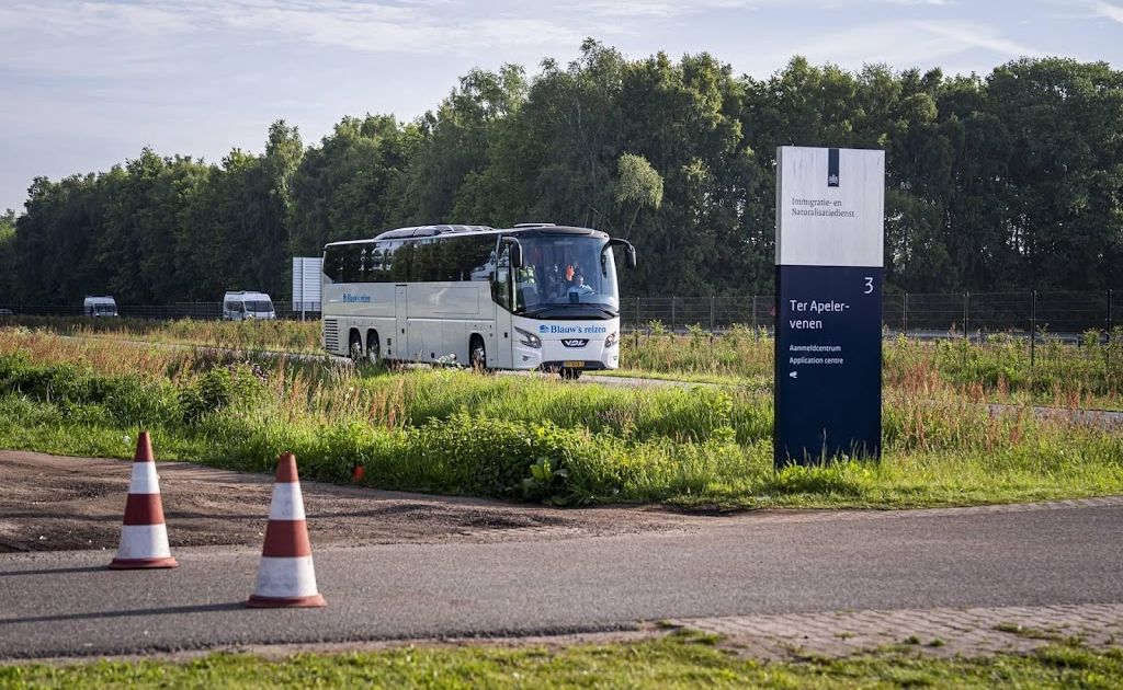 Bussen met asielzoekers uit Ter Apel vertrokken naar Groningen