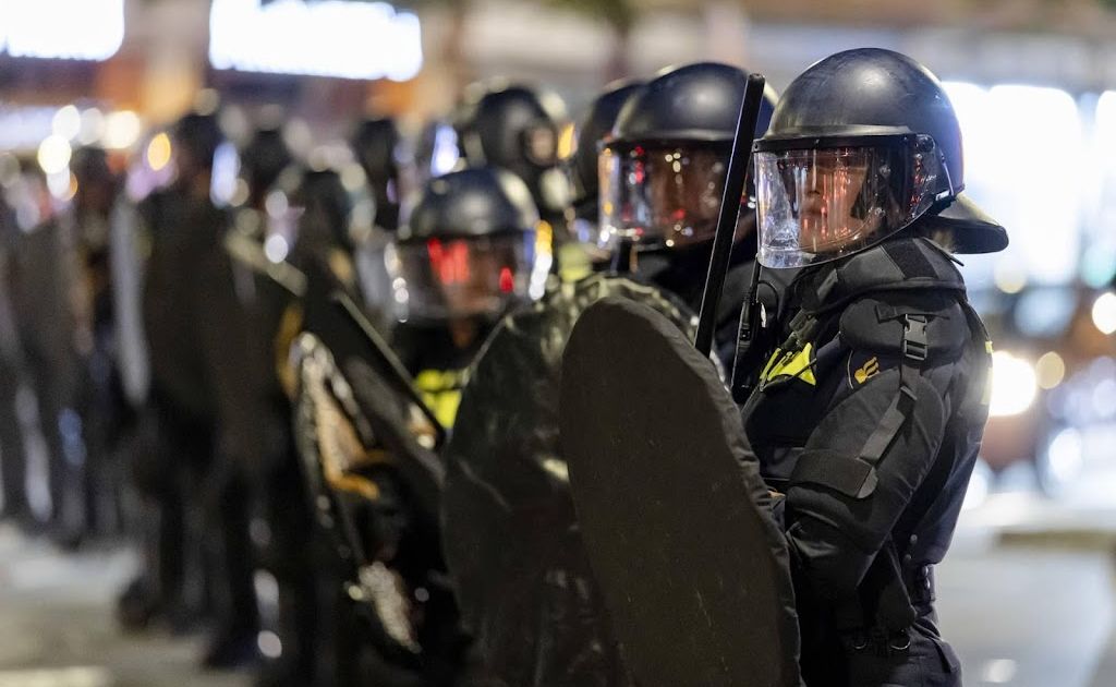 29 arrestaties bij onrust in Den Haag, twee agenten gewond