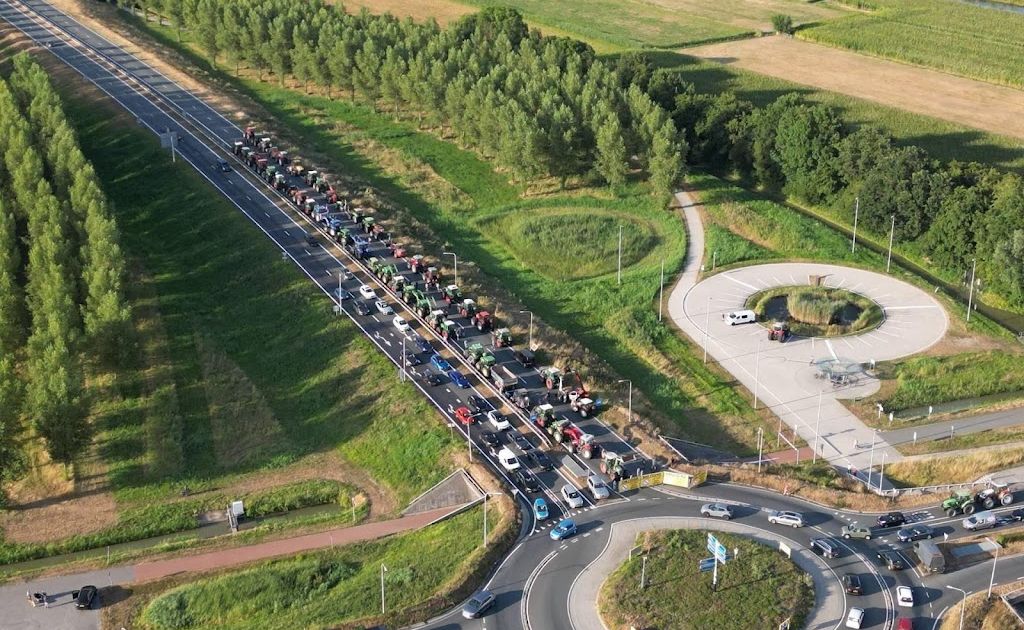 Boeren met tractoren demonstreren in Maas en Waal