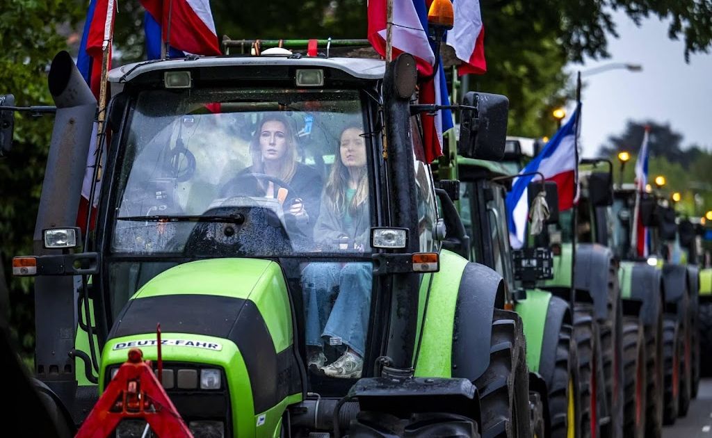 Boeren aangekomen bij provinciehuis in Assen